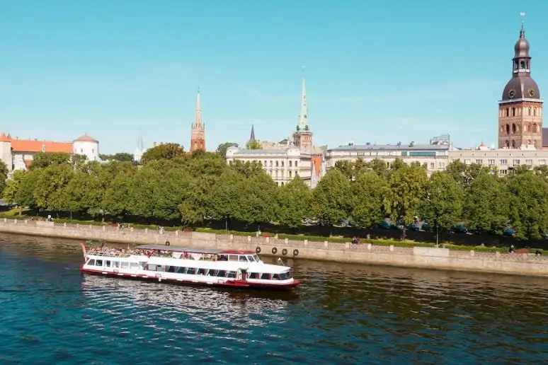 Прогулочный кораблик "Vecrīga" - River Cruises Latvia